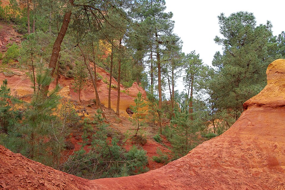 Falaises et chemin aux couleurs orange et jaune dans les ocres de Roussillon